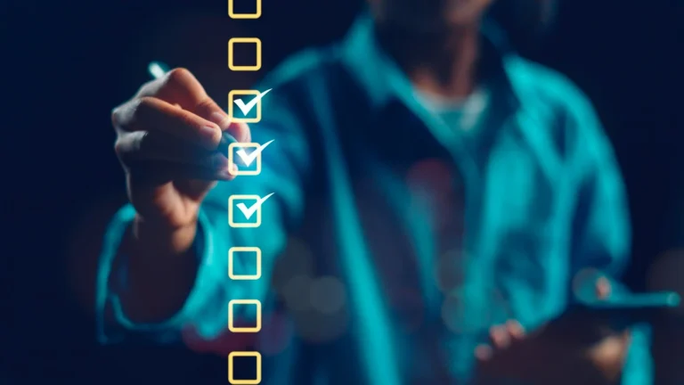 Persona con checklist flotante