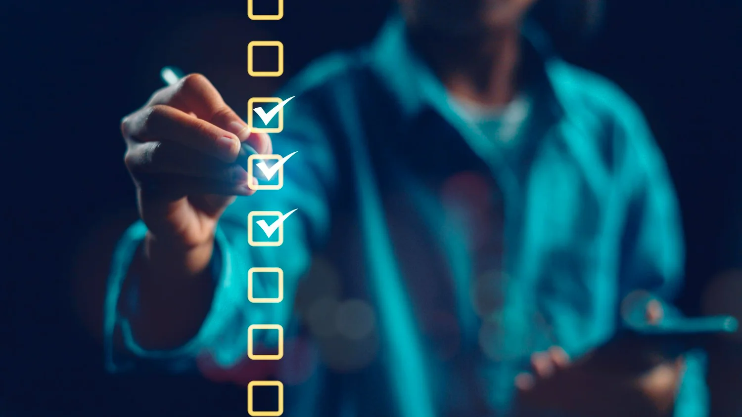 Persona con checklist flotante